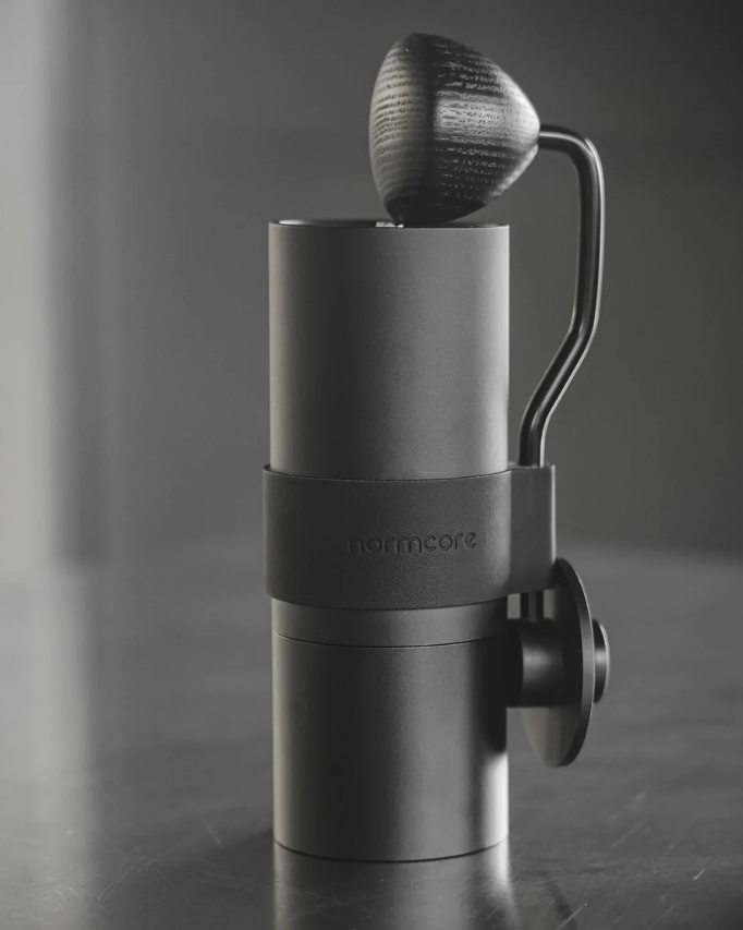 Normcore Manual Coffee Grinder V2  Flat Burr   نورمكور مطحنة يدوية تروس مسطحة - Kshta